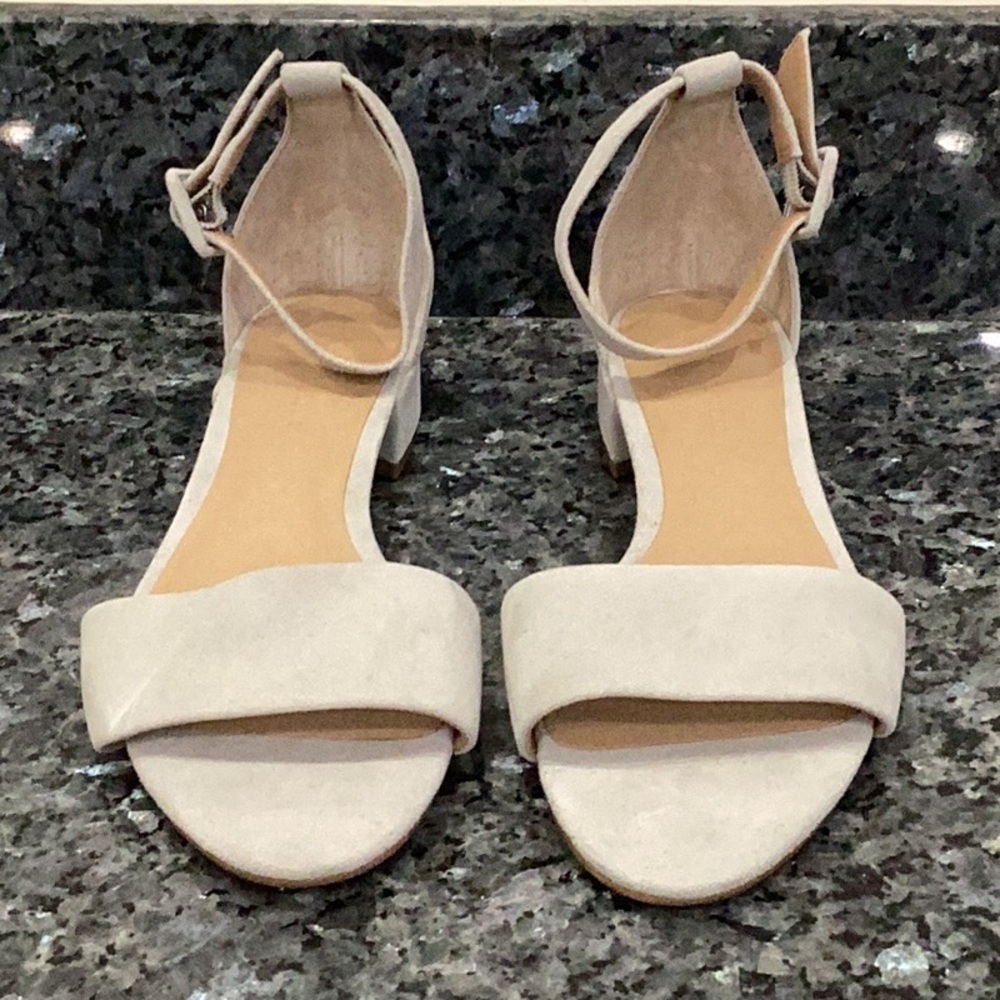 Preowned Women’s Banana Republic Heeled Pump Sandals Silver Size 7.5 (Item#S017)